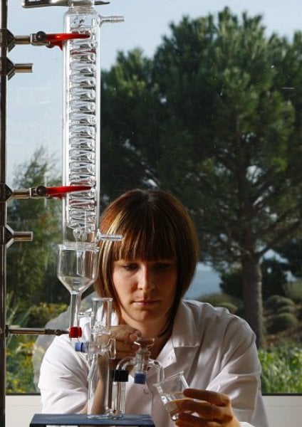 https://www.laroche-posay.sg/-/media/project/loreal/brand-sites/lrp/apac/sg/simple-page/landing-page/microbiome-hub/laroche-posay-landingpage-microbiome-science-flipcard11.jpg